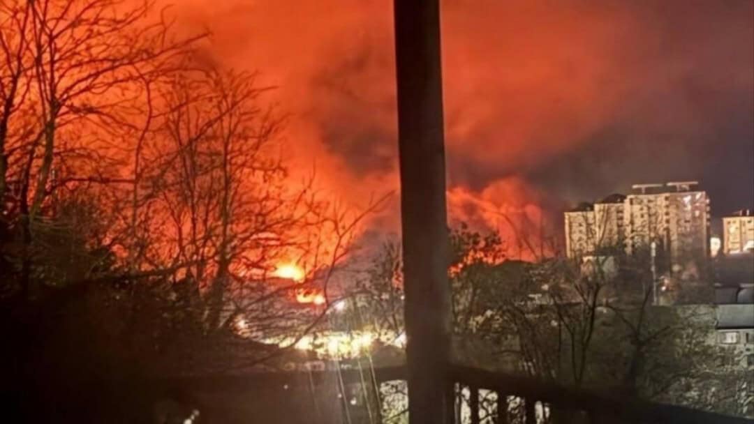 У Туапсе внаслідок удару дронів горять резервуари на НПЗ