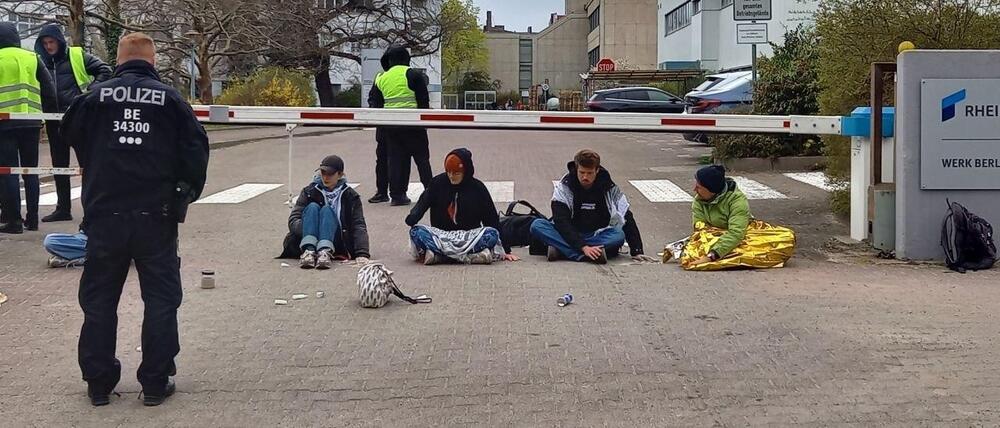 Activists glued themselves to the road near a Rheinmetall factory. Photo credits: © Berliner Morgenpost | Peter Schink