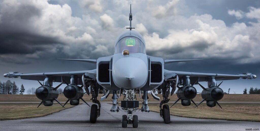 Винищувач Saab Gripen E з максимальним завантаженням — чотирма протикорабельними ракетами RBS-15. Фото: Saab