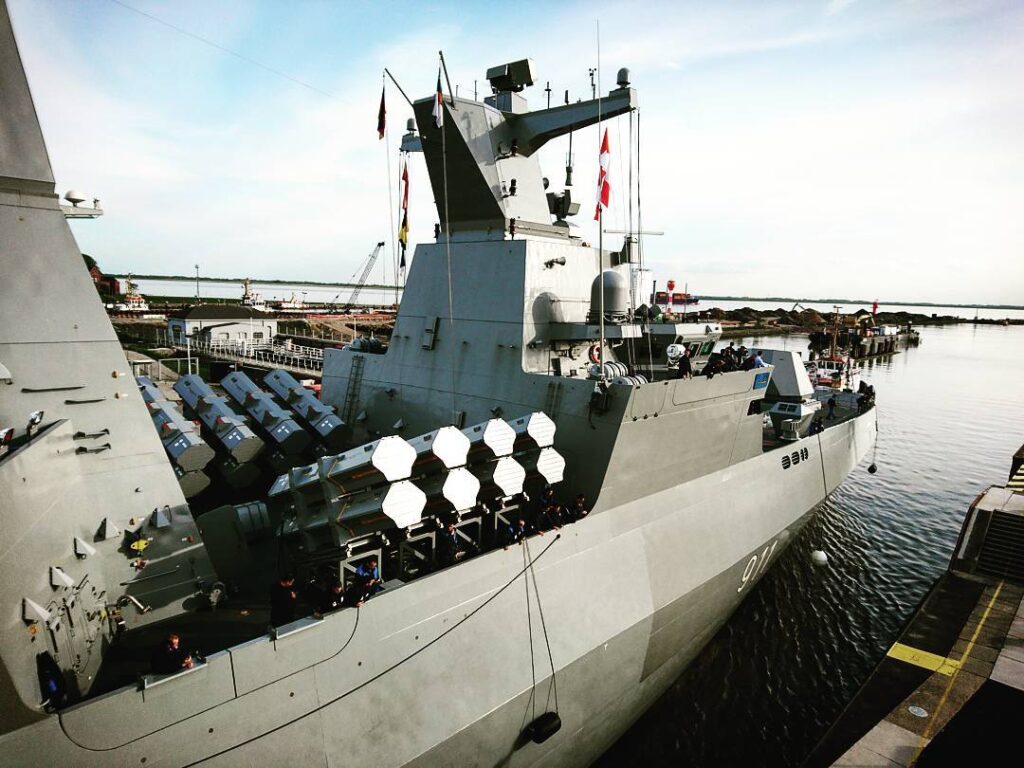 Головний фрегат алжирської серії El Radii (910) у порту. Шведська ракета RBS-15 Mk3 обрана Алжиром як основний засіб ураження морських та наземних цілей для своїх новітніх кораблів. Фото: Navalnews