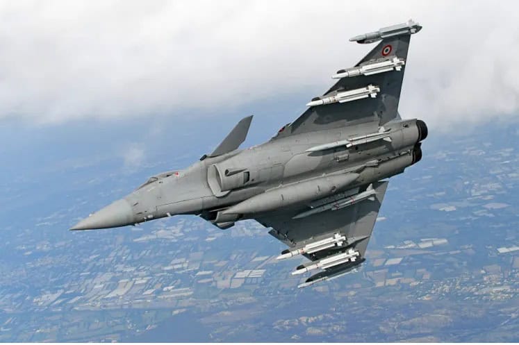 A Rafale in a heavy “air-to-air” configuration with two MICA-IR missiles, four MICA-EM missiles, and two Meteor missiles. Photo credits: Dassault Aviation