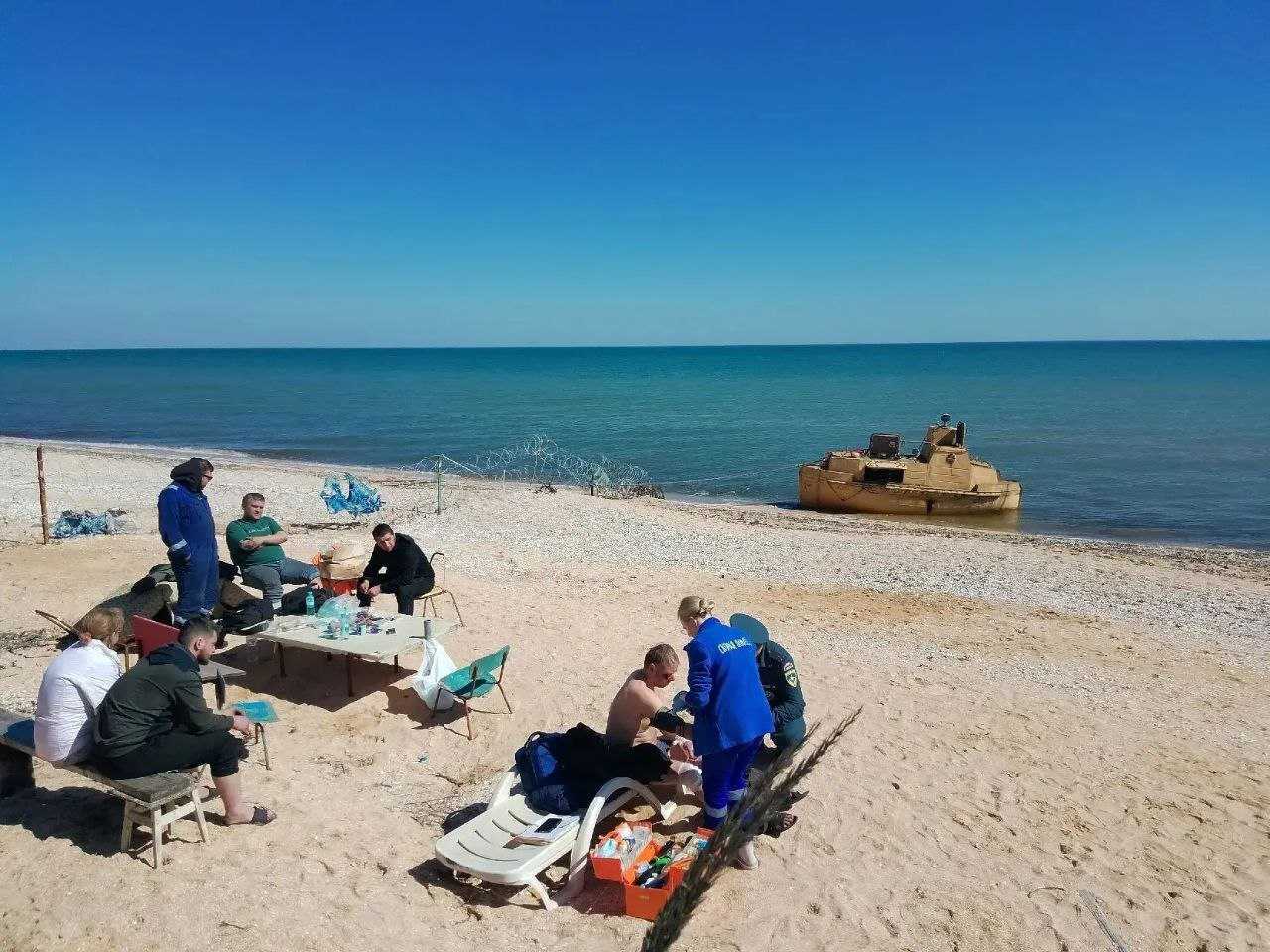 Russian medics assist the crew of Volgo-Balt. Photo credits: Volodymyr Saldo