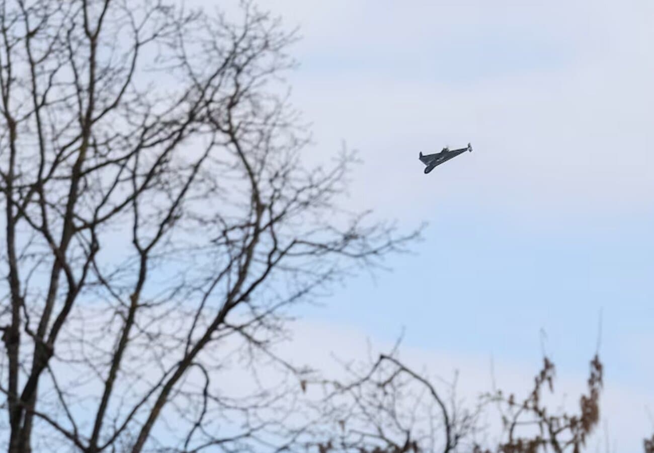Російський безпілотник Shahed, сфотографований над Львовом, Україна, 24 березня 2026 року. Джерело: Stringer/Reuters