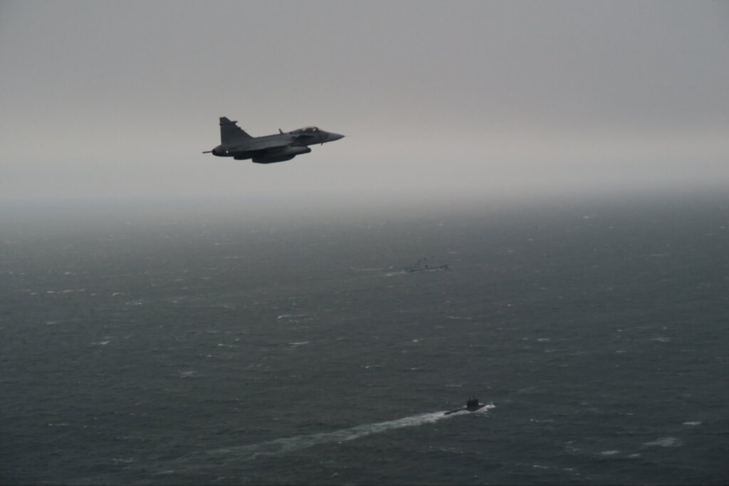 Sweden Scrambles Gripen Jets to Escort Russian Submarine in Kattegat