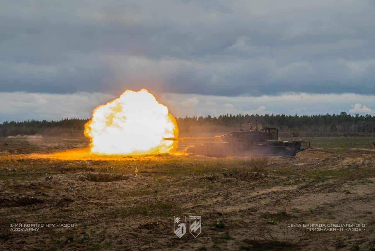 Стрільба з танку Т-72 зі складу 12-ї бригади спеціального призначення "Азов"
