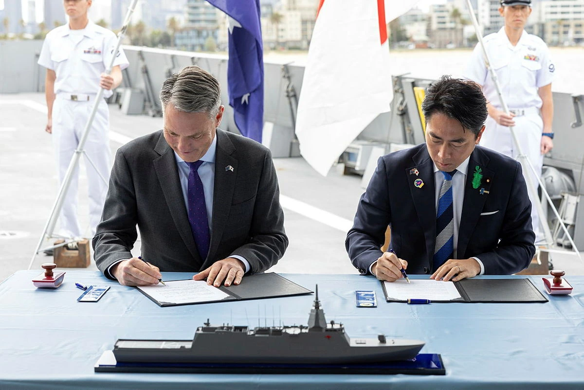 Richard Marles, Deputy Prime Minister and Minister for Defense, signs the agreement with Shinjiro Koizumi, Japan's Defense Minister, on April 18, 2026. Photo credits: Australian Government