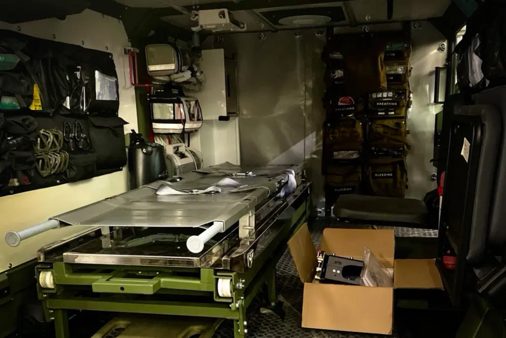 Медичний відсік автомобіля MEDIGUARD квітень 2025 року. Фото посольство Німеччини в Україні