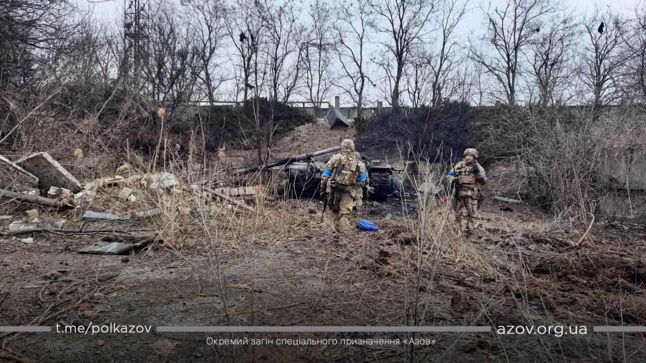 Знищений російський танк Т-72 у Маріуполі 