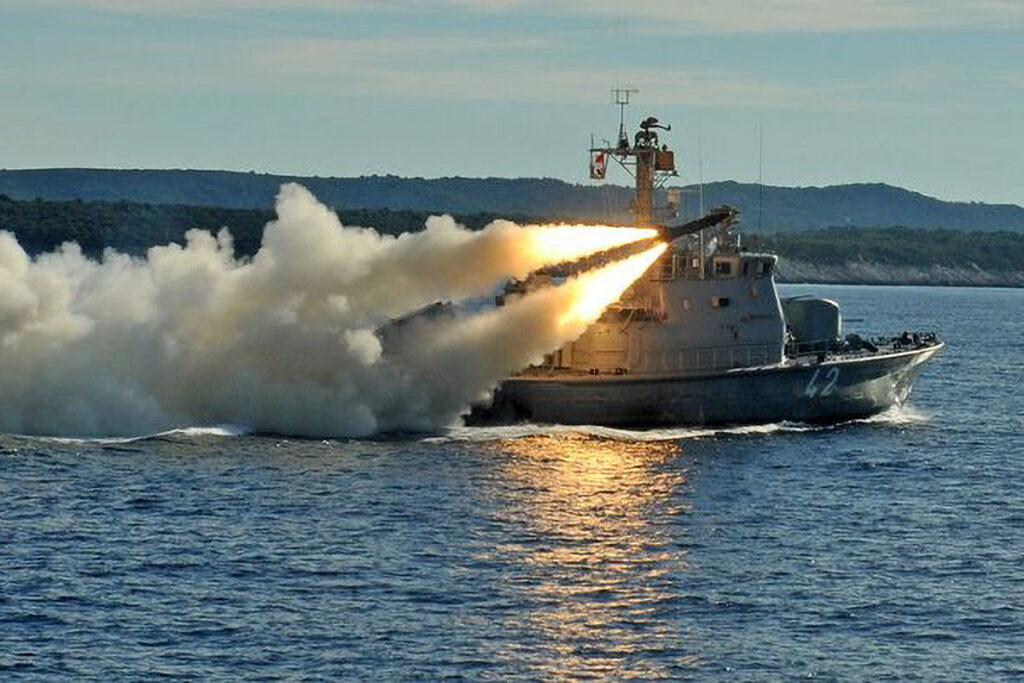 Ракетний катер RTOP-42 Dubrovnik ВМС Хорватії здійснює пуск ракети RBS-15B під час масштабних навчань. Фото: ВМС Хорватії