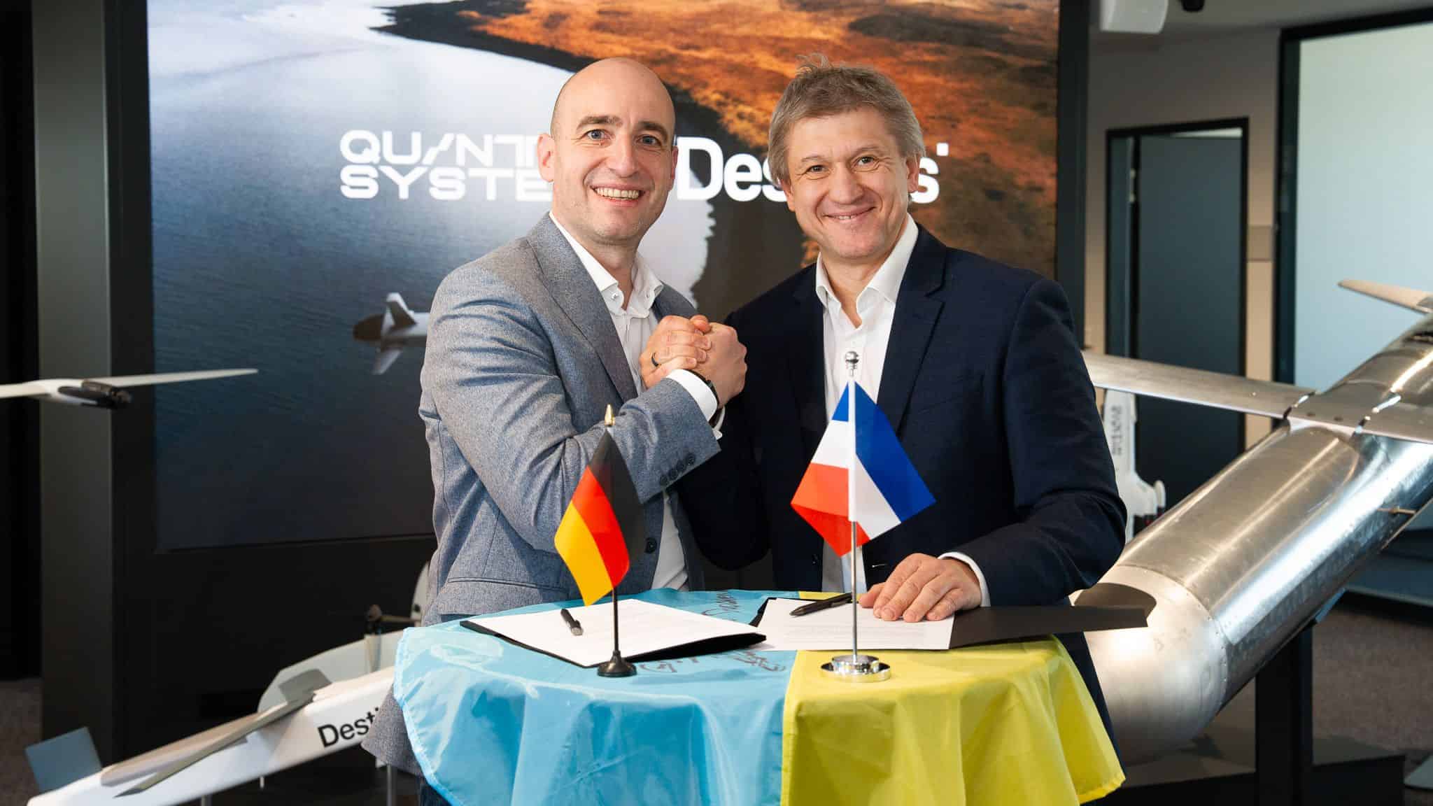 Директор з доходів Quantum Systems Мартін Каркур та представник Destinus та колишній секретар РНБО Олександр Данилюк. 14 квітня 2026 року. Фото: Quantum Systems