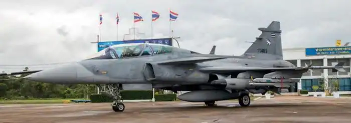 Винищувач Gripen C Королівських ВПС Таїланду з ракетою RBS-15F під крилом на аеродромі. Фото: ThaiMilForum