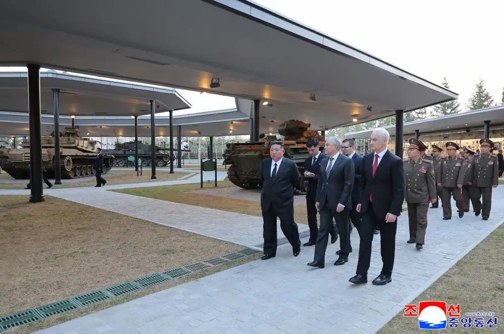 Російська делегація та Кім Чен Ин під час відвідування Меморіального музею бойових подвигів закордонних військових операцій із виставкою трофейної техніки. Фото KCNA