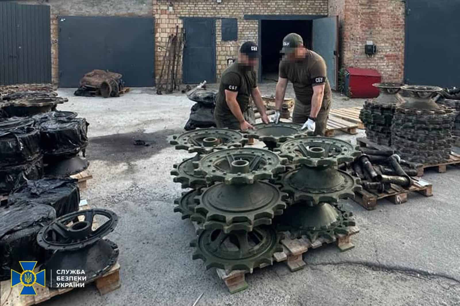 СБУ та ДБР передали ЗСУ комплектуючі до танків і БМП на 20 млн грн