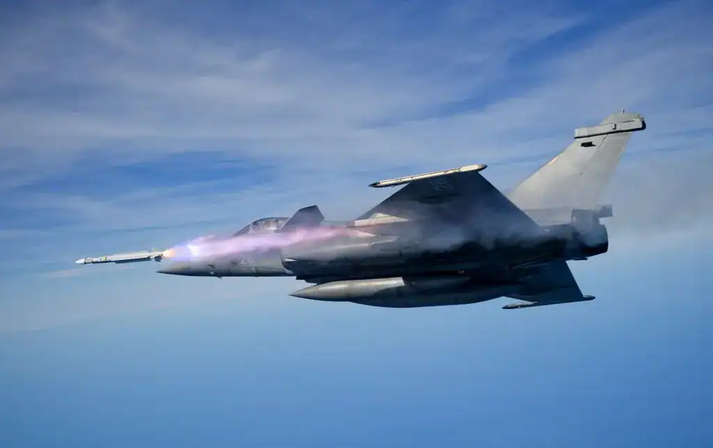 The Rafale launches a MICA ER missile. Photo credits: Aviaci Online