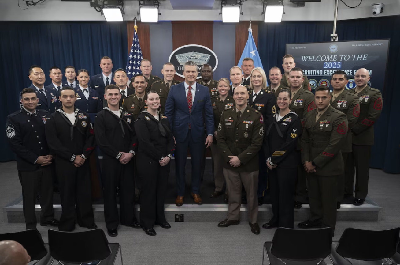 Міністр оборони США Геґсет блокує підвищення жінок і темношкірих офіцерів