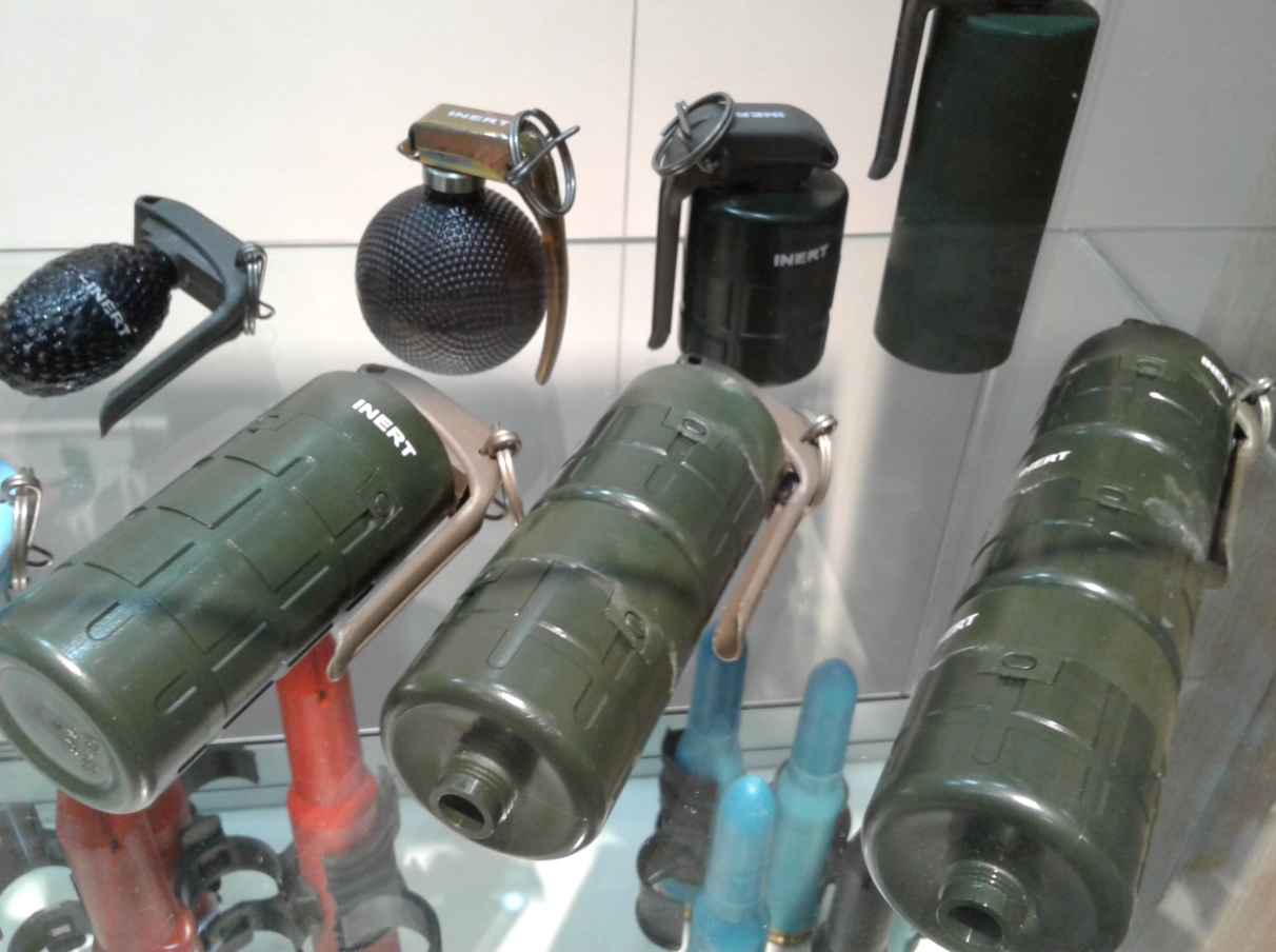 The HGO 115-3.5 grenade (left) and the SOHG (right). Source: tacticalinferno.com