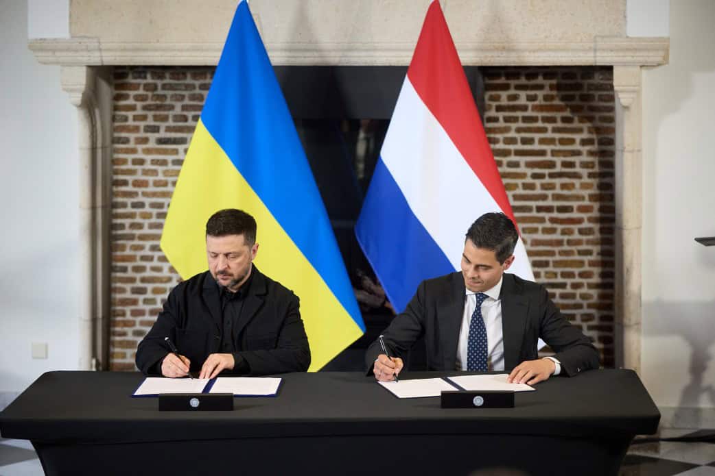 Підписання угоди між президентом України Володимиром Зеленським та прем'єр-міністром Нідерландів Робом Єттеном. 16 квітня 2026 року. Фото: Офіційне інтернет-представництво президента України