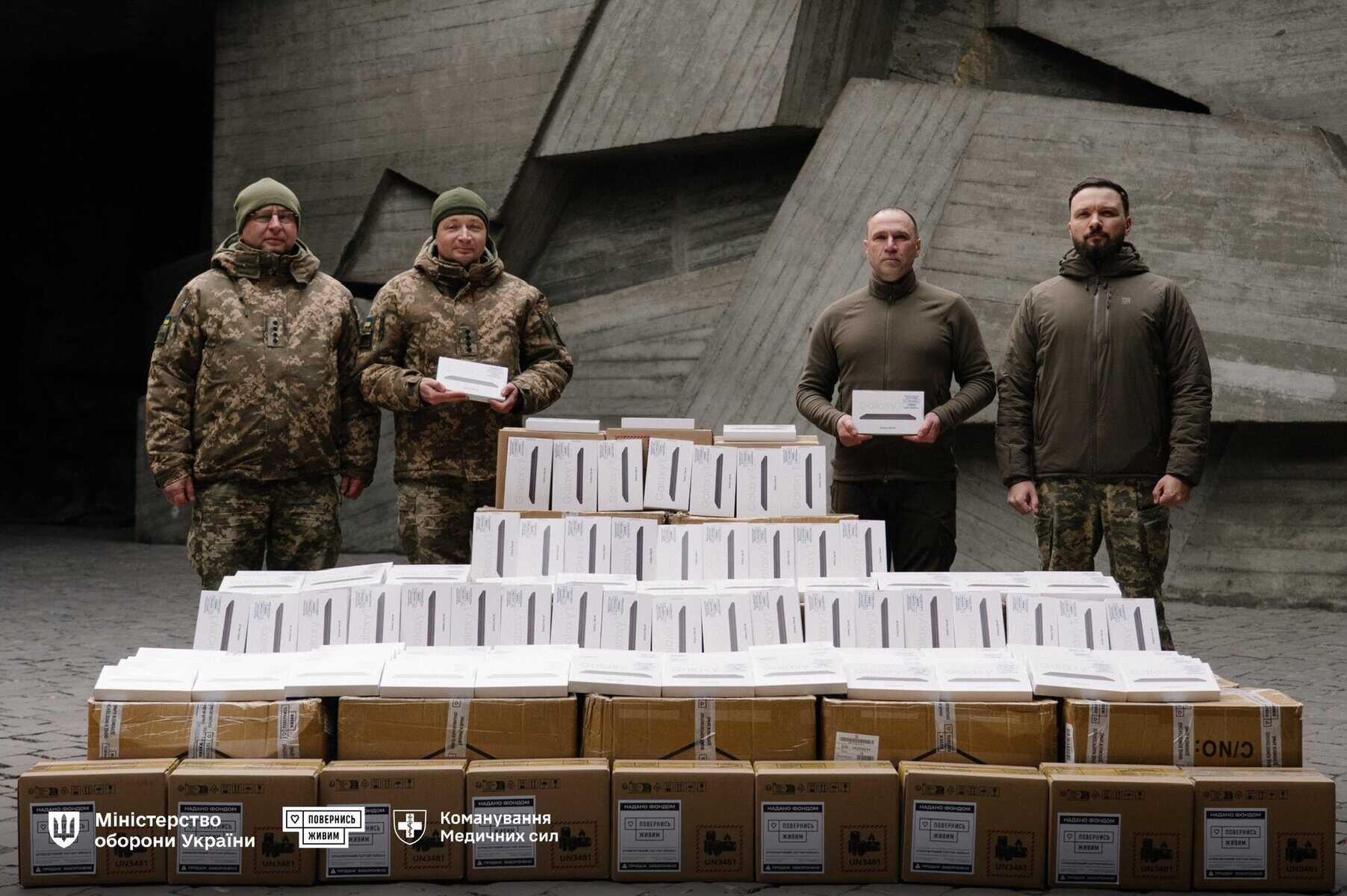 «Повернись живим» передав медикам Сил оборони 4060 планшетів для роботи з електронними картками