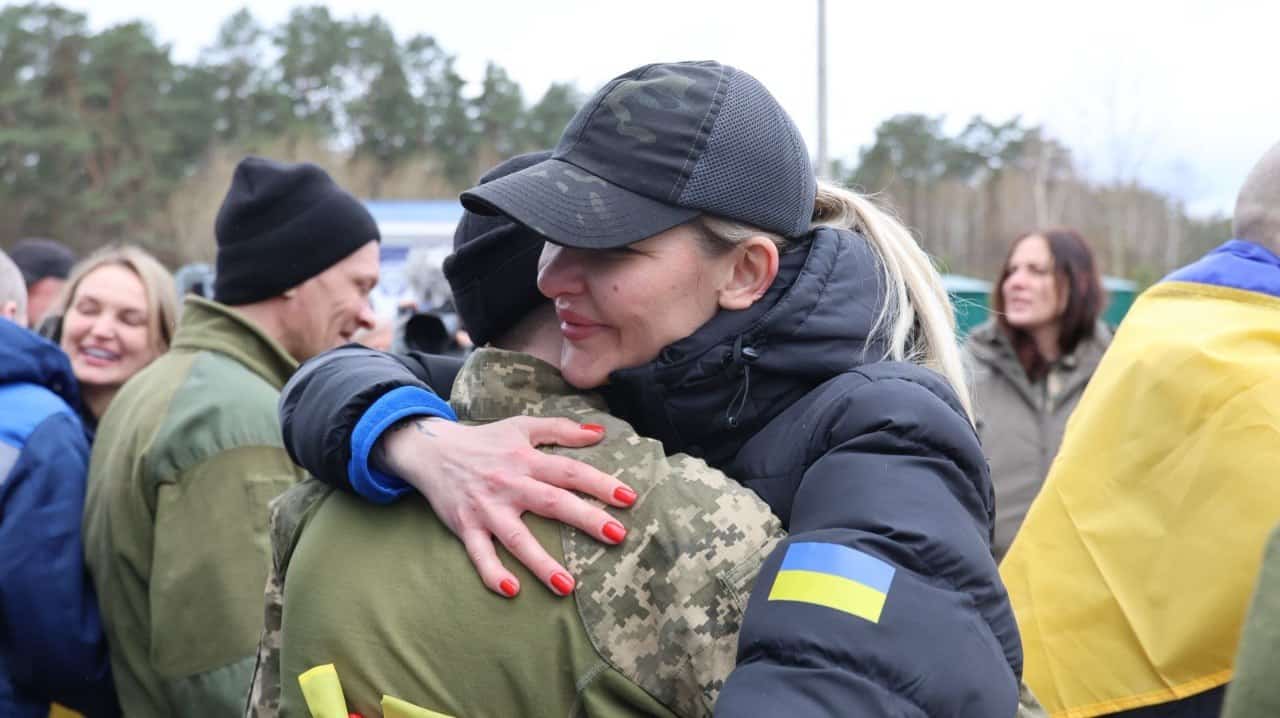 Звільнені з російського полону українці 11 квітня 2026 року. Фото: Координаційний штаб з питань поводження з військовополоненими