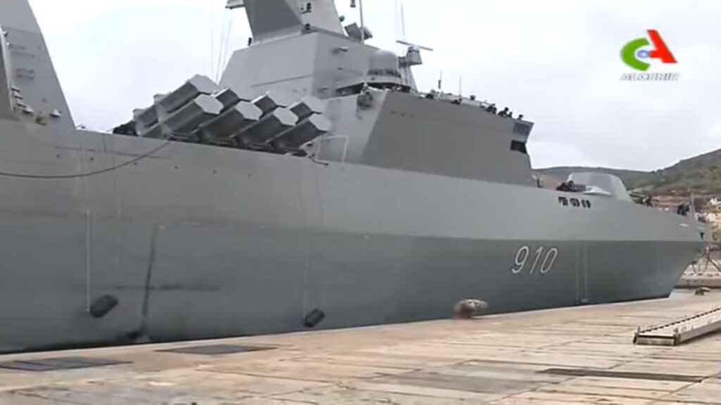 Фрегат ВМС Алжиру проєкту MEKO A-200 AN (El Radii, 910), озброєний шведськими ракетами RBS-15 Mk3. Кадр із репортажу алжирського ТБ.