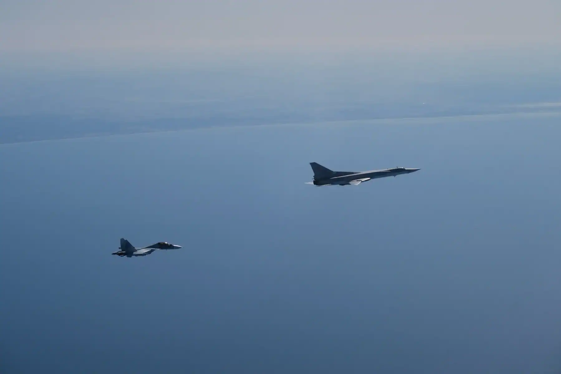 Російські Ту-22М3 та Су-30С під супроводженням шведських Gripen. Джерело: Повітряні сили Швеції.
