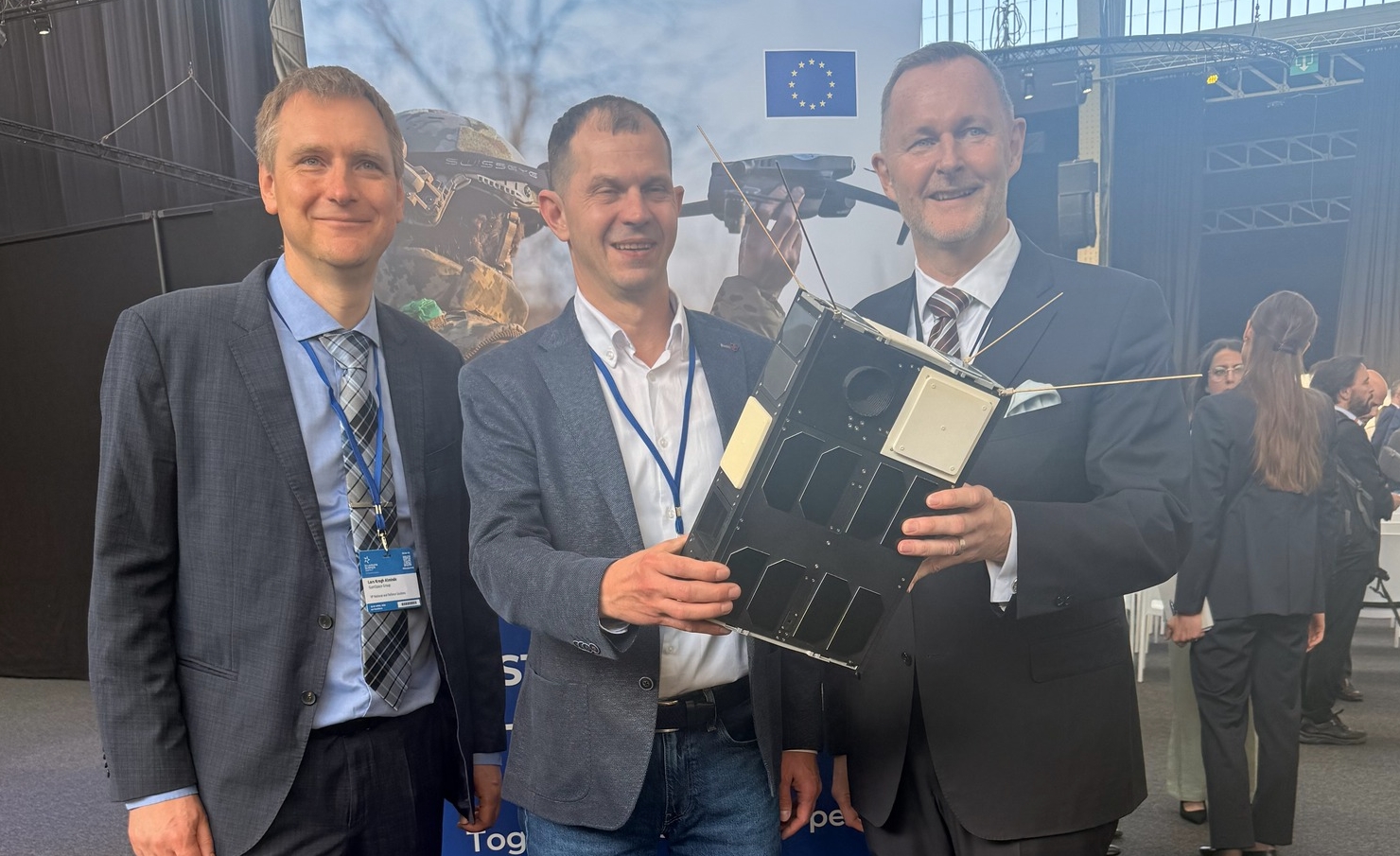 Мініатюрний супутник на церемонії підписання угоди між GomSpace та Stetman. Квітень 2026. Джерело: GomSpace