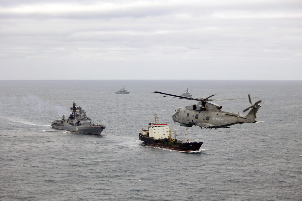 Британські фрегати HMS Somerset та HMS St Albans супроводжують російський есмінець «Североморск» у Північному морі. Фото: Royal Navy
