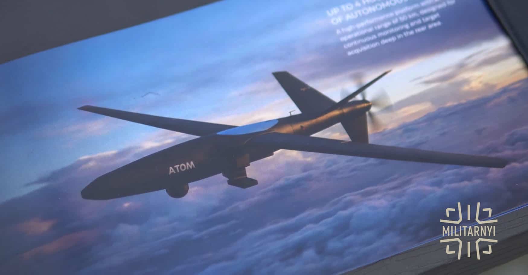 Ілюстрація дрона АТОМ на виставці "Дикі Дроним". Травень 2026. Джерело: Мілітарний
