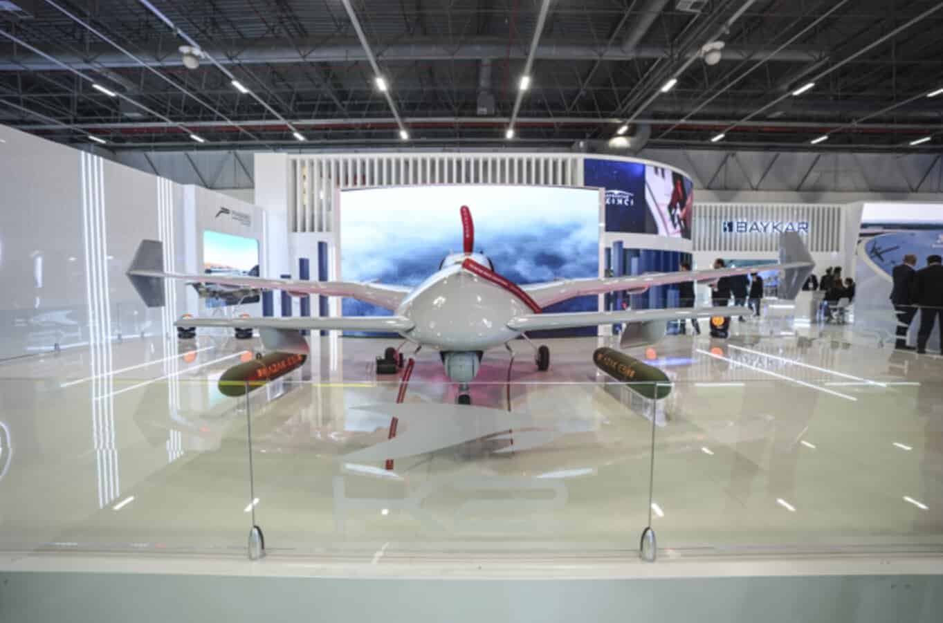 Дрон Baykar K2 та боєприпаси AZAK E5 на виставці SAHA2026. Джерело: platinonline.com