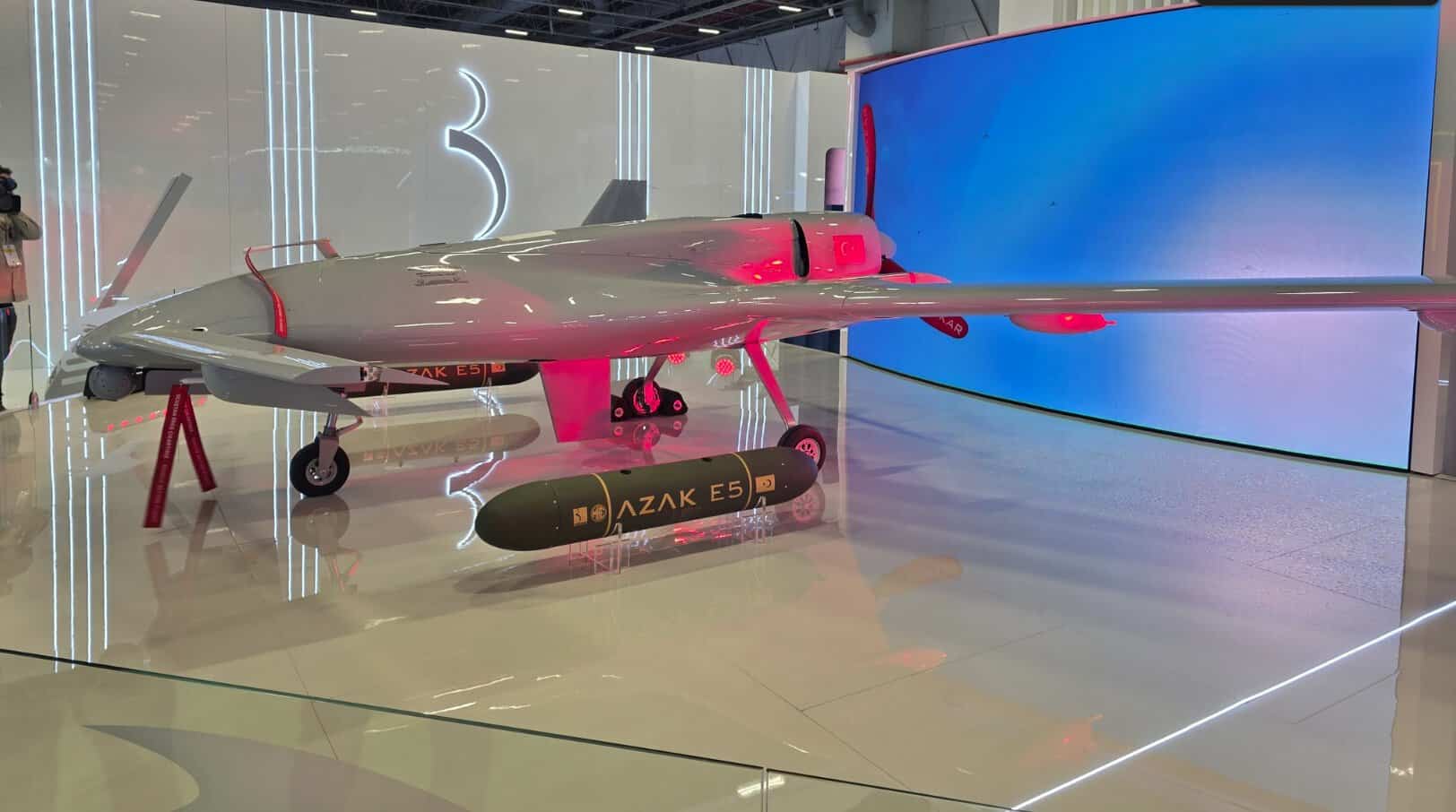 Дрон Baykar K2 та боєприпаси AZAK E5 на виставці SAHA2026. Джерело: @ssysfakb