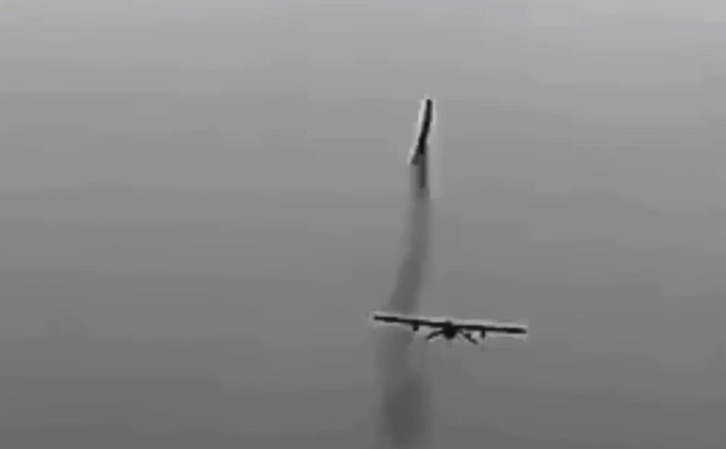 A Ukrainian FP-1 drone attacks a Russian mobile air defense unit with unguided air-to-ground missiles. May 2026. Photo credits: t.me/tactical_13