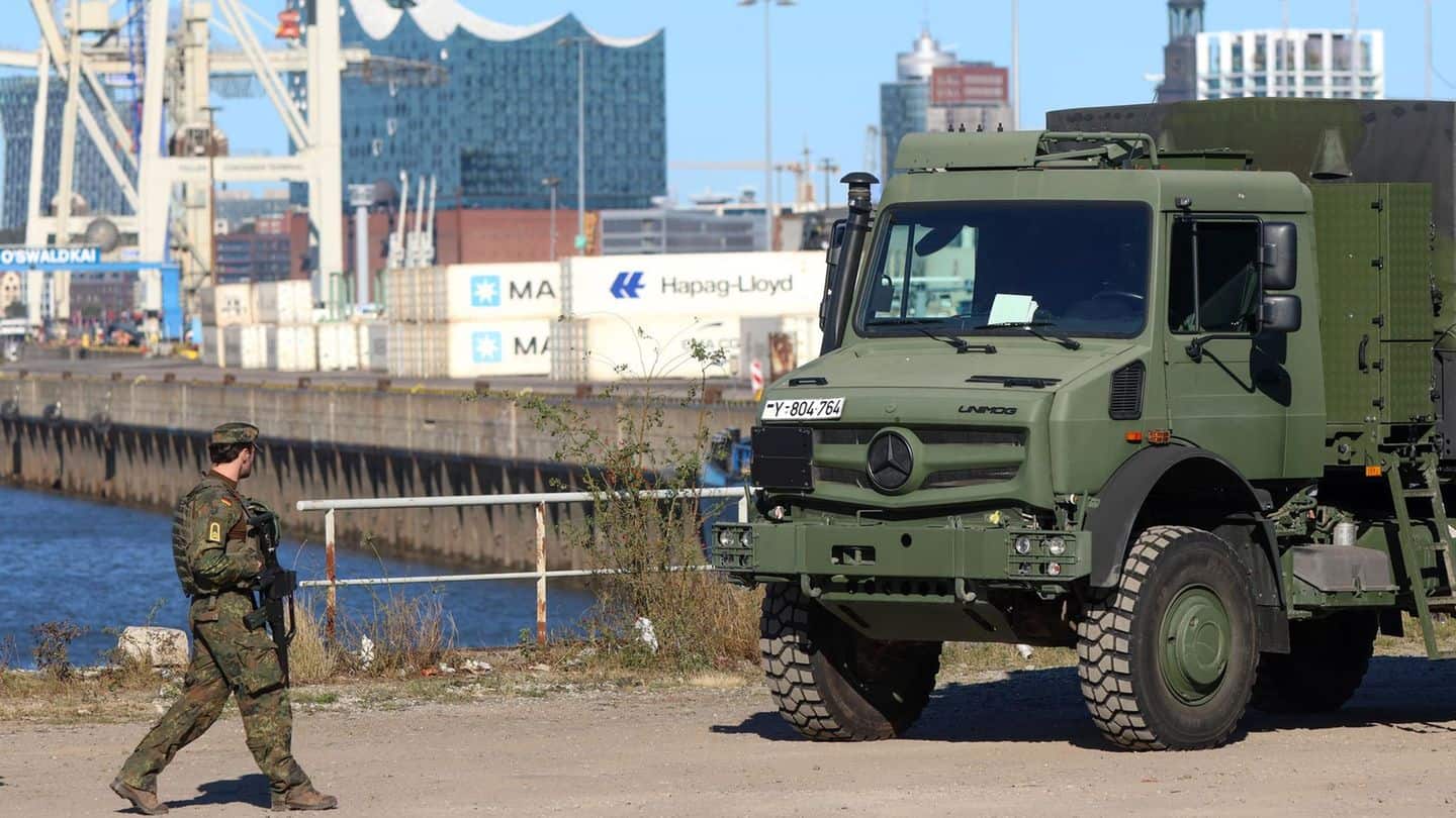 Bundeswehr soldiers set up a checkpoint during the multi-day Red Storm Bravo exercise at the port of Hamburg. September 2025. Photo credits: Bodo Marks/DPA