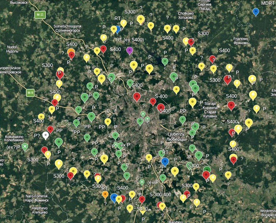 Map of air defense positions around Moscow. Yellow and green marks towers and embankments for air defense systems, “P” marks verified Pantsir-S1 sites, red marks known S-300/400 positions, and blue marks radars. Infographics by jembob