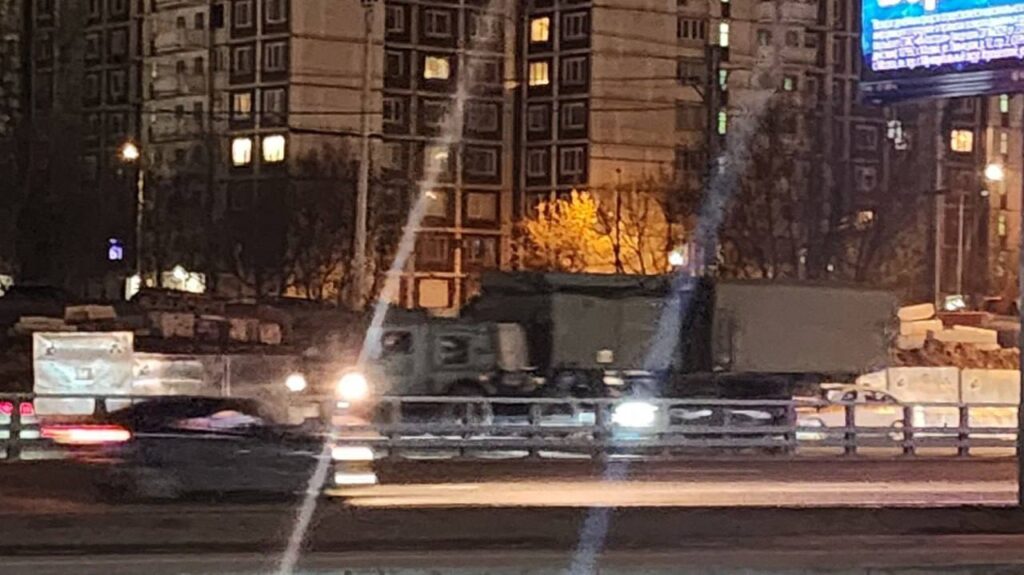 Переміщення машини зі складу ЗРК С-400 в Москві напередодні параду до 9 травня. Фото Еж.jpg
