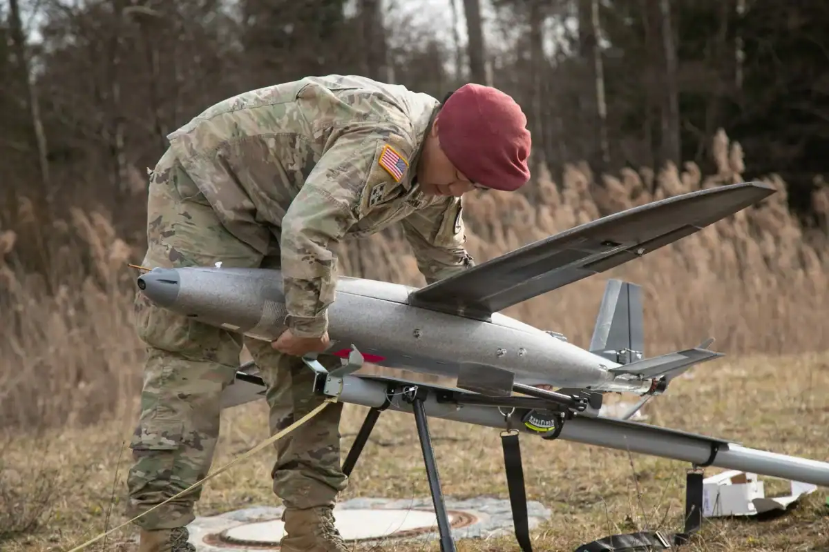Підготовка до запуску дрона-камікадзе Hornet у Німеччині. Березень 2026. Фото: Thomas Dixon
