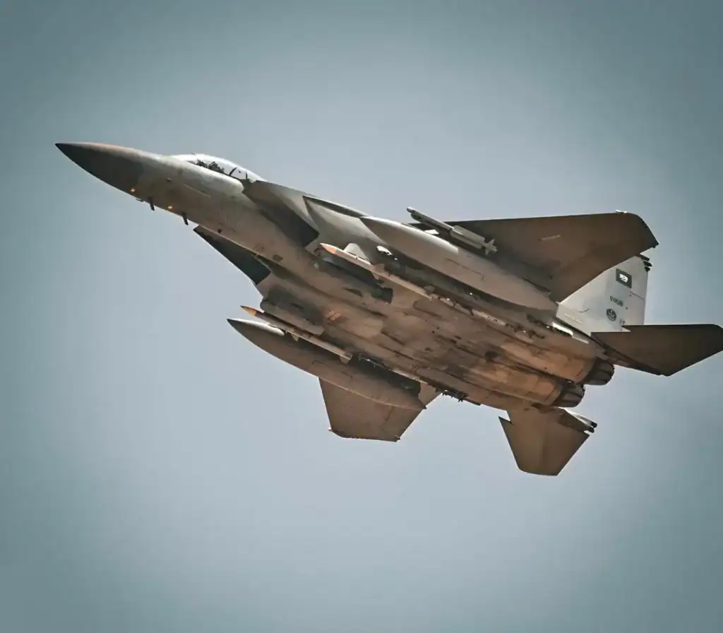 Саудівський винищувач F-15SA, озброєний ракетою IRIS-T. Фото Arab Defense