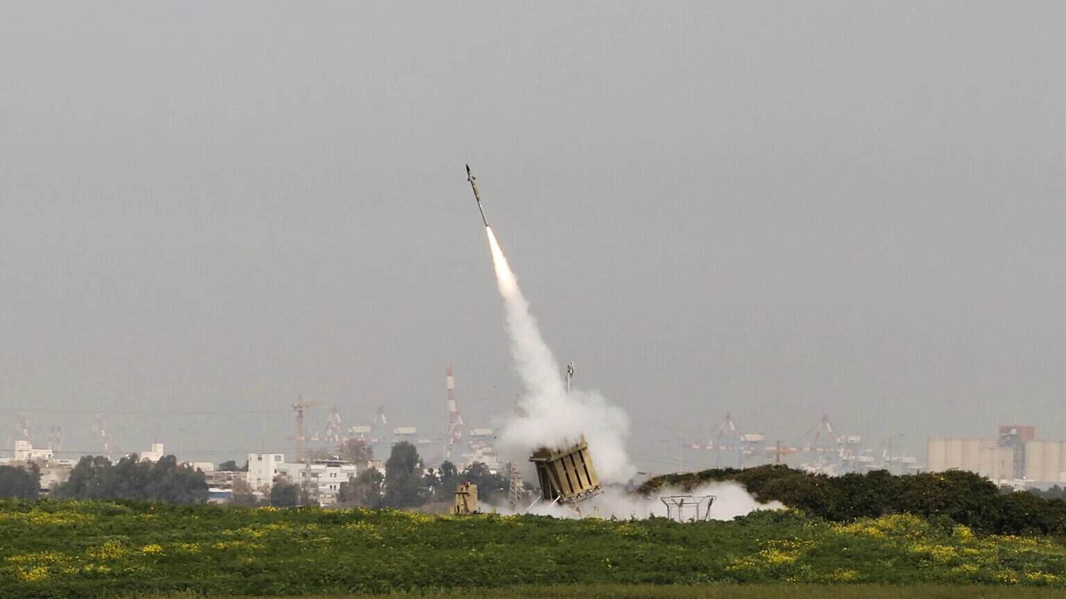 Батарея «Залізного купола» запускає ракету Tamir. Джерело: BreakingDefense