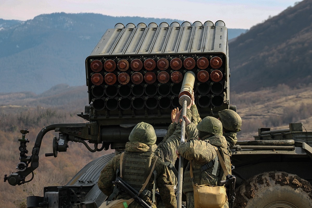 The process of manually loading the BM-21 Grad by soldiers of the Russian Armed Forces