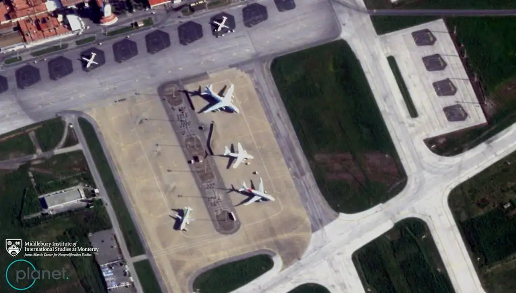 Літаки Ан-124 та Ил-76 російських «тіньових авіаліній» на стоянці в аеропорту міста Алжир. 18 квітня 2026 року. Супутниковий знімок Planet Labs. фото Defence News