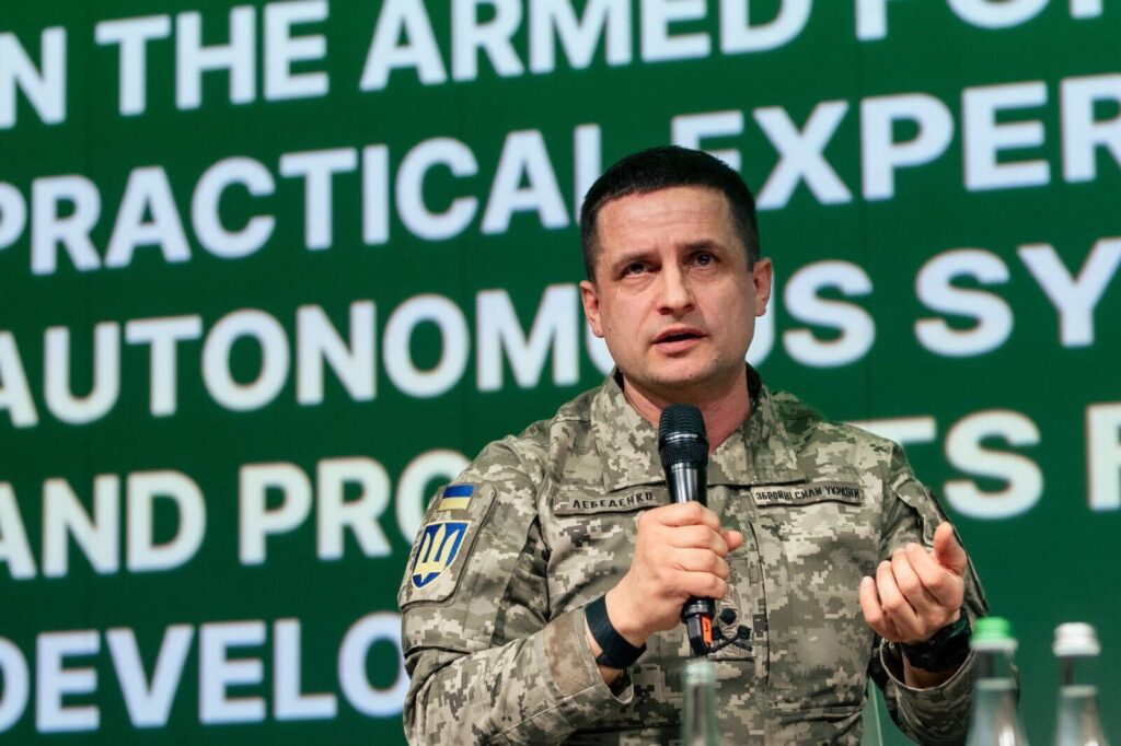 Заступник Головнокомандувача ЗСУ, бригадний генерал Андрій Лебеденко, під час виступу на Drone Autonomy 2026. Фото IRON Cluster Юрій Маленко ШІ