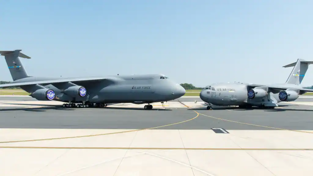 Літаки C-5M Galaxy та C-17A Globemaster III. Фото: USAF