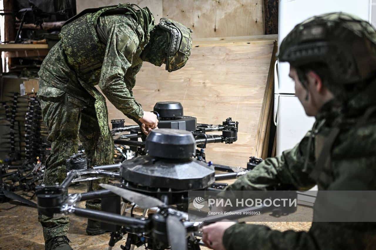 Russian military personnel with a captured Ukrainian VAMPIRE heavy drone. Photo credits: RIA Novosti