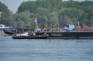 Катери та водолази Румунії, Сербії та Угорщини провели спільні маневри на Дунаї