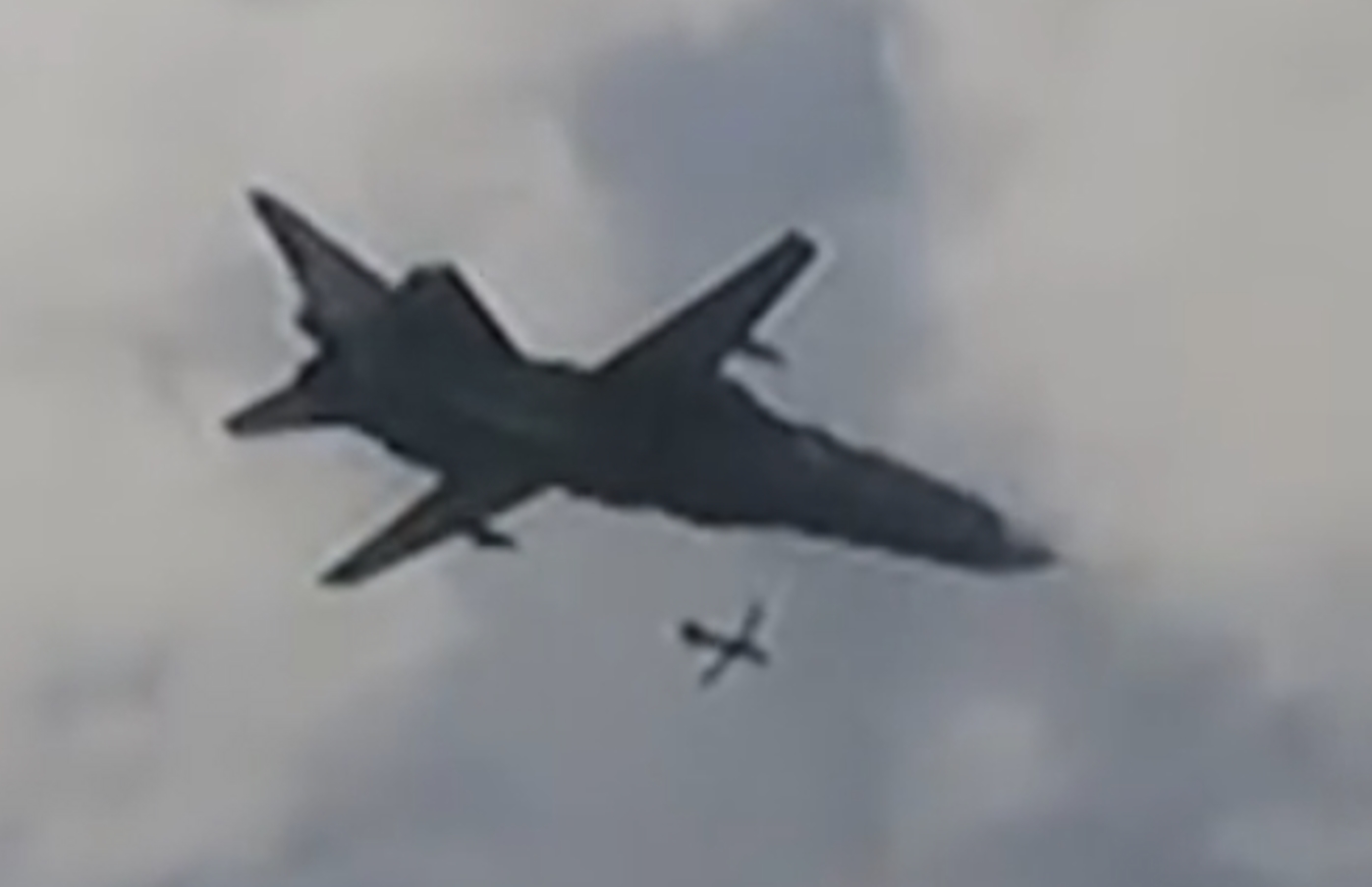 A Ukrainian guided bomb launched from a Sukhoi Su-24. Source: Minister of Defense of Ukraine Mykhailo Fedorov.