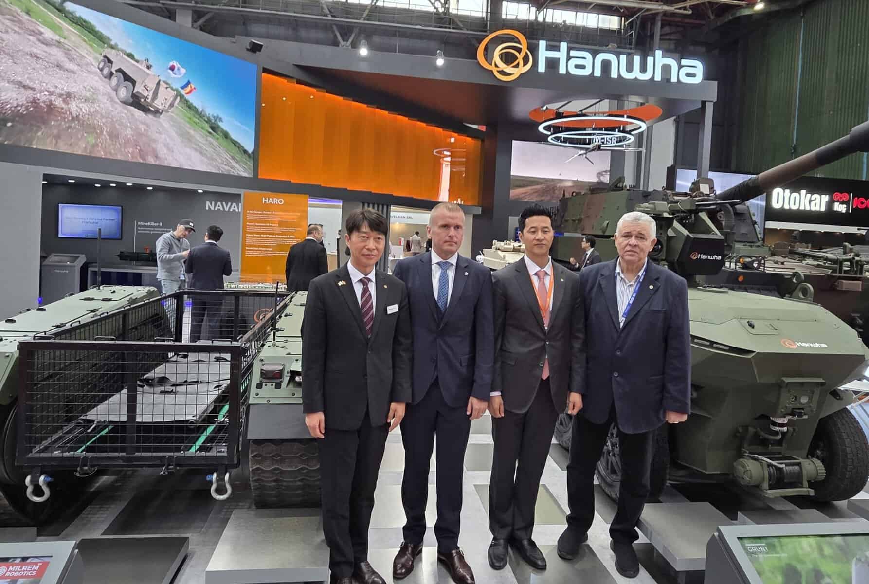 Представники Hanwha та Milrem Robotics біля НРК GRUNT (справа) та THeMIS Cargo. 14 травня 2026 року. Фото: Hanwha Aerospace