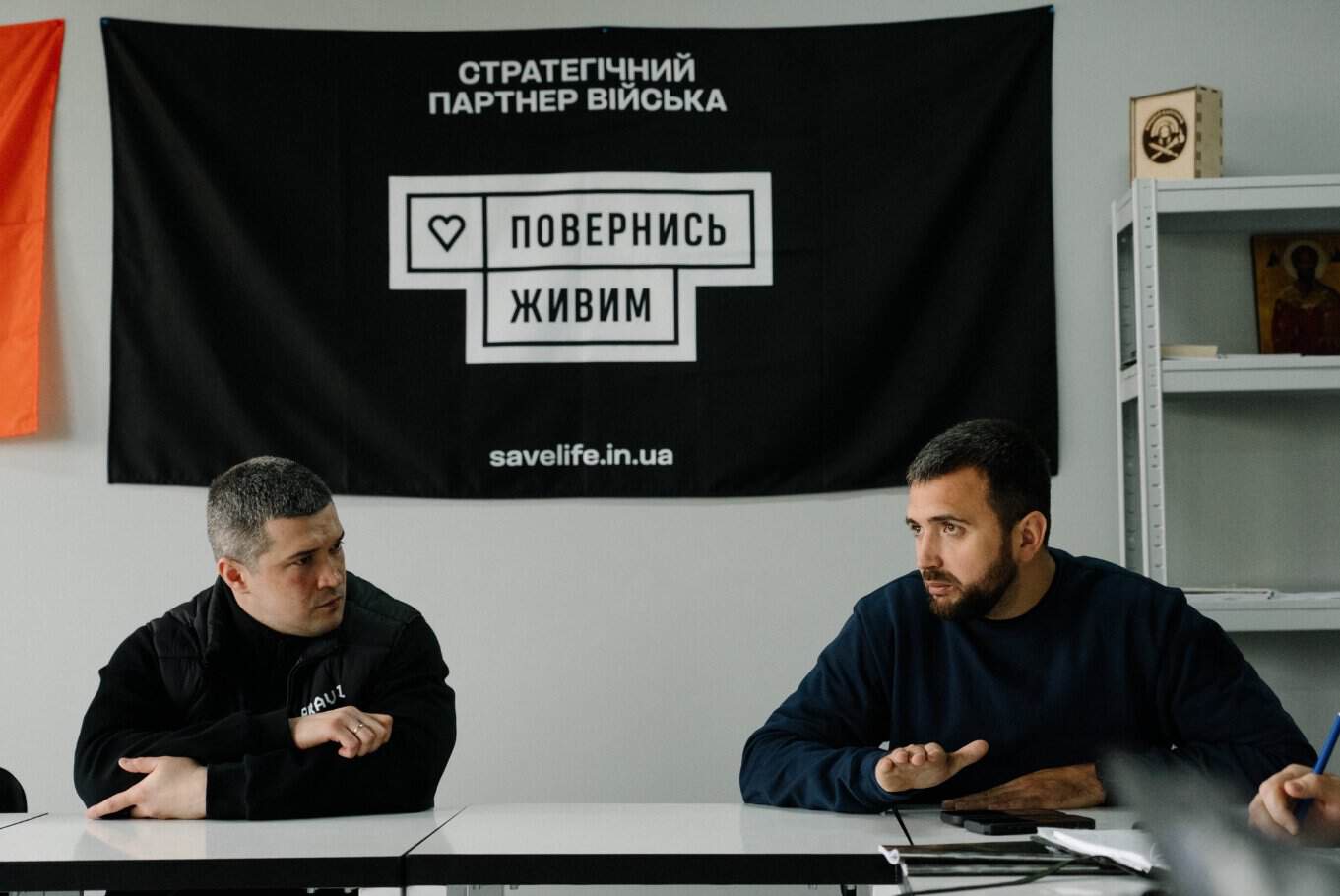 Міністр оборони України Федоров та представник фонду "Повернись живим" Карпенко. Джерело: соцмережі фонду