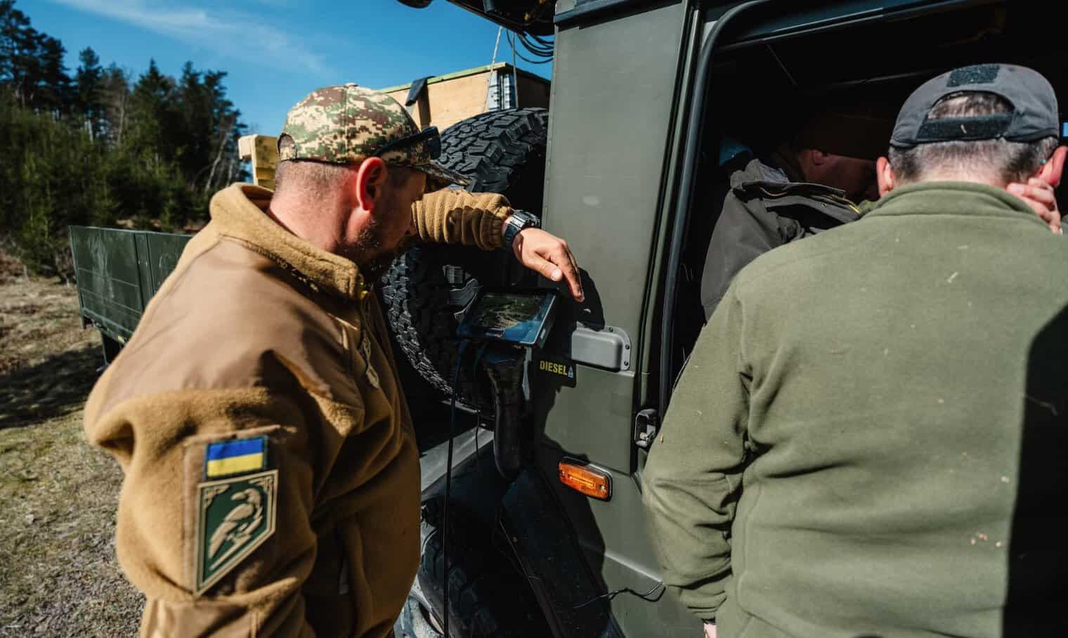 Ukrainian soldiers train Swedish troops to operate drones during the Aurora 26 exercises. April 2026. Source: Luftvärnsregementet Lv6.