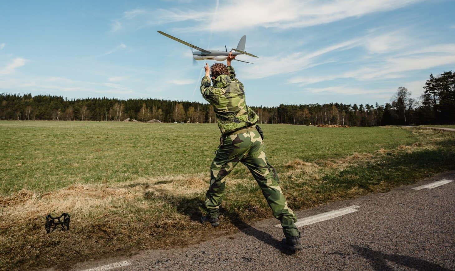 A Swedish soldier launches a reconnaissance drone during the Aurora 26 exercises. April 2026. Source: Luftvärnsregementet Lv6.