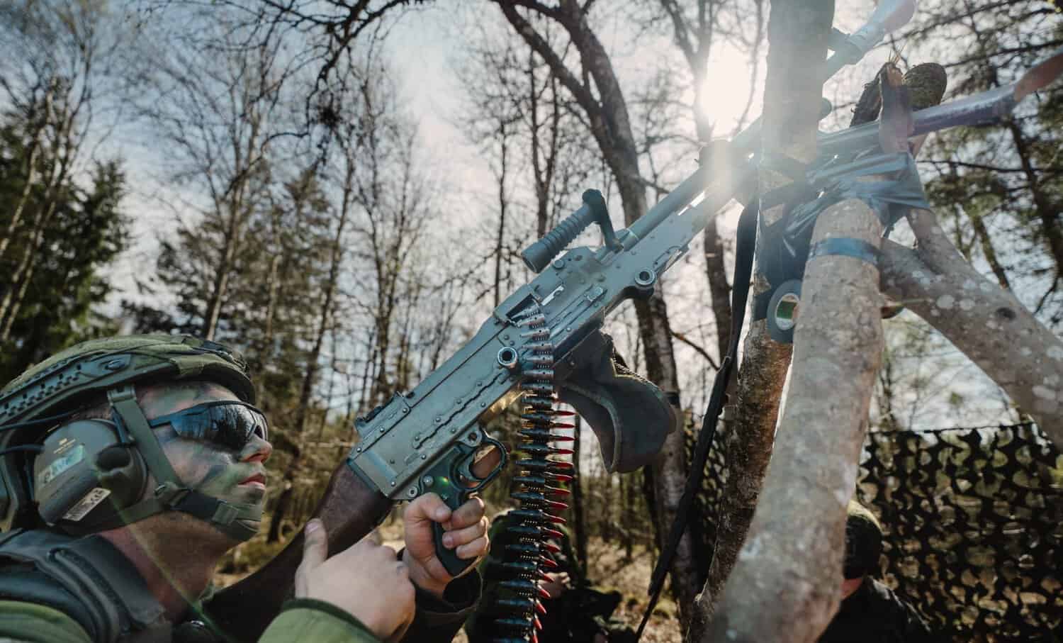 A Swedish soldier practices shooting down drones with a machine gun during the Aurora 26 exercises. April 2026. Source: Luftvärnsregementet Lv6.