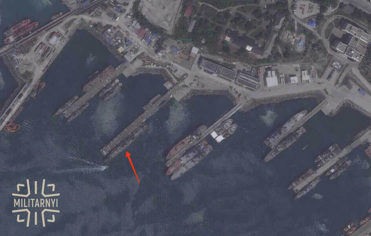Ймовірно, сторожовий корабель «Пытливый» у Новоросійську, однак через низьку деталізацію важко точно визначити. 25 травня 2026. Фото: Мілітарний 